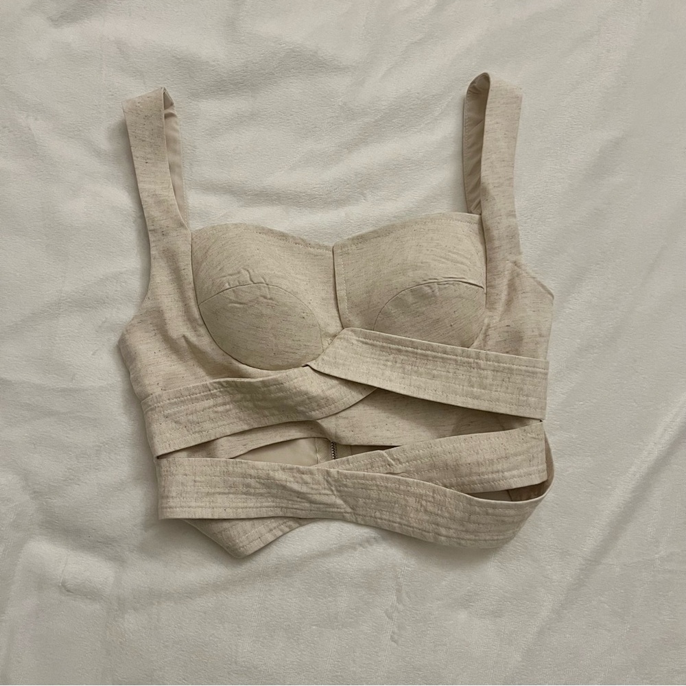 Cropped beige tank top with straps on waist